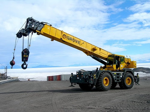 heavy lifting equipment: wheeled crane